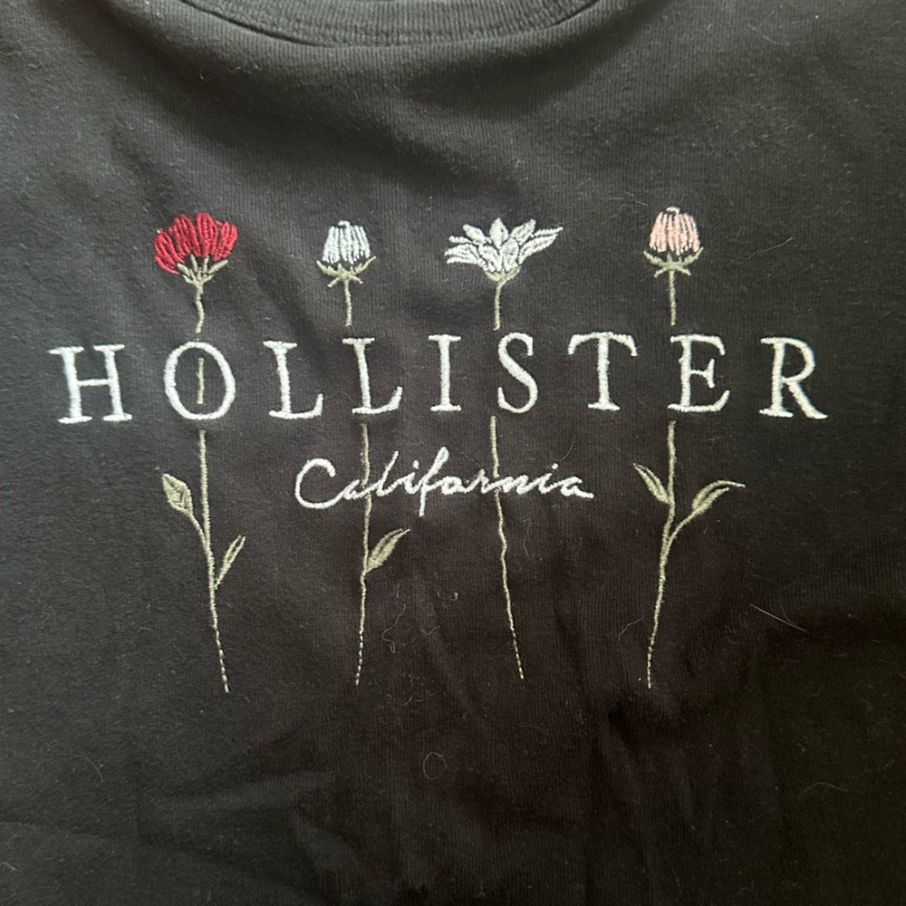 women’s black Hollister shirt with flower design ! - Picture 2 of 3
